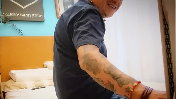 Compañero del trabajo me visita y terminamos haciendo un 69 con el vestido que me regaló
